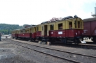 ET 188 521 sowie einen Zug der Schleiz-Saalburger Kleinbahn werden im Regelspurteil des Bf Hainsberg ausgestellt. Sie sind Gäste dea Eisenbahnmuseum Dresden﻿ von der Zwickauer Str.